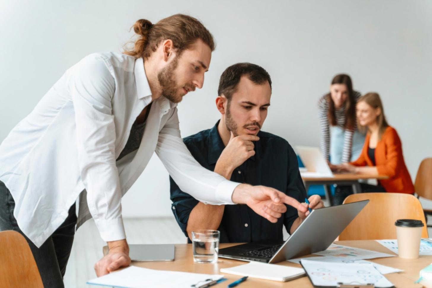 Équipe elvarimora lors d'une session de travail stratégique avec un fondateur de startup