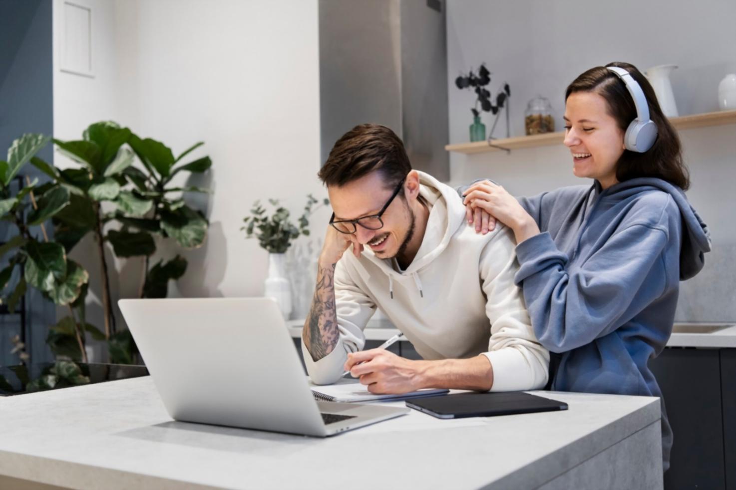 Entrepreneurs travaillant sur une stratégie de financement pour startup